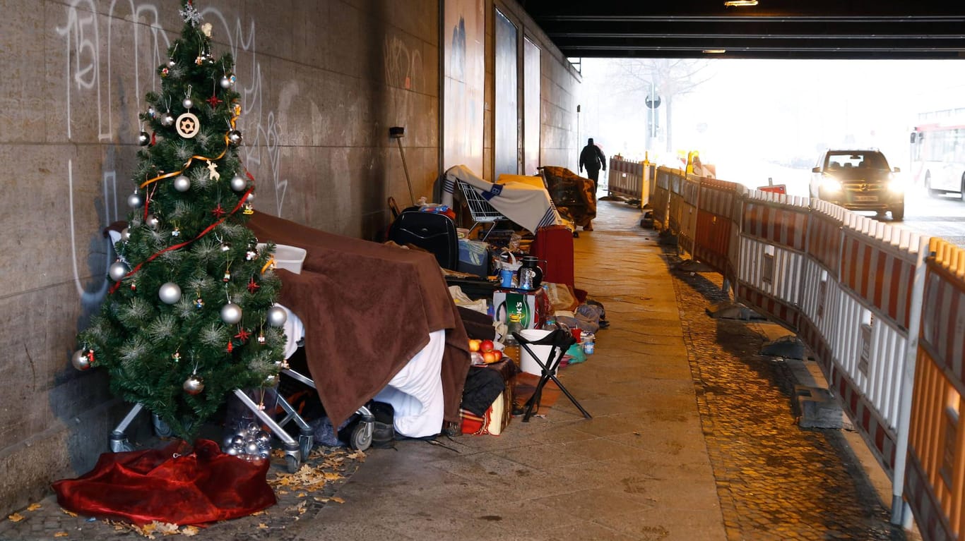 Obdachlose unter einer Brücke: Sie haben einen Tannenbaum aufgestellt. (Archivfoto)