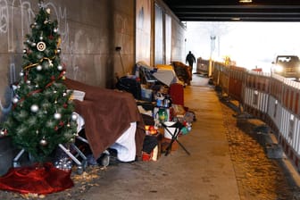 Obdachlose unter einer Brücke: Sie haben einen Tannenbaum aufgestellt. (Archivfoto)