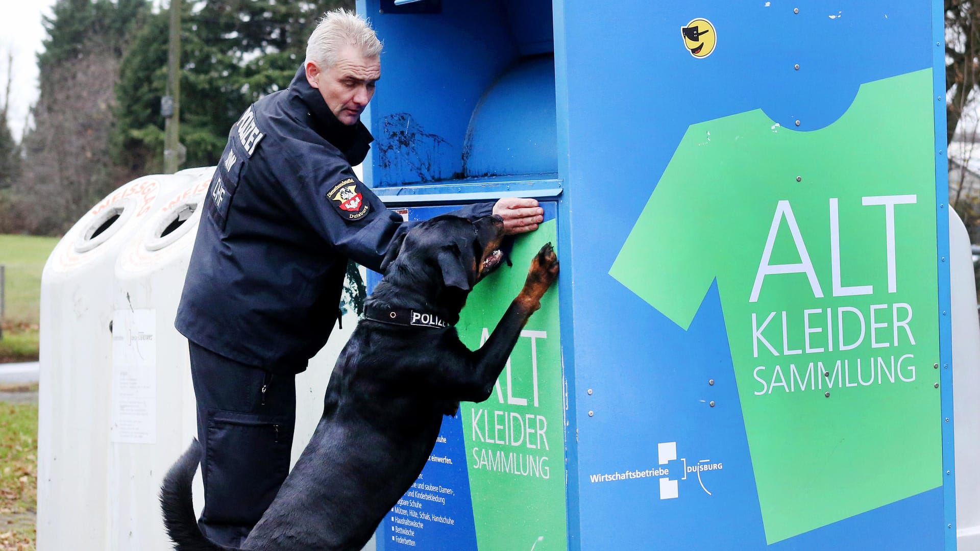 Polizeispürhund Amigo und ein Polizisten suchen nach Spuren: Die Polizei prüft, ob die zwei toten Babys Zwillinge waren.