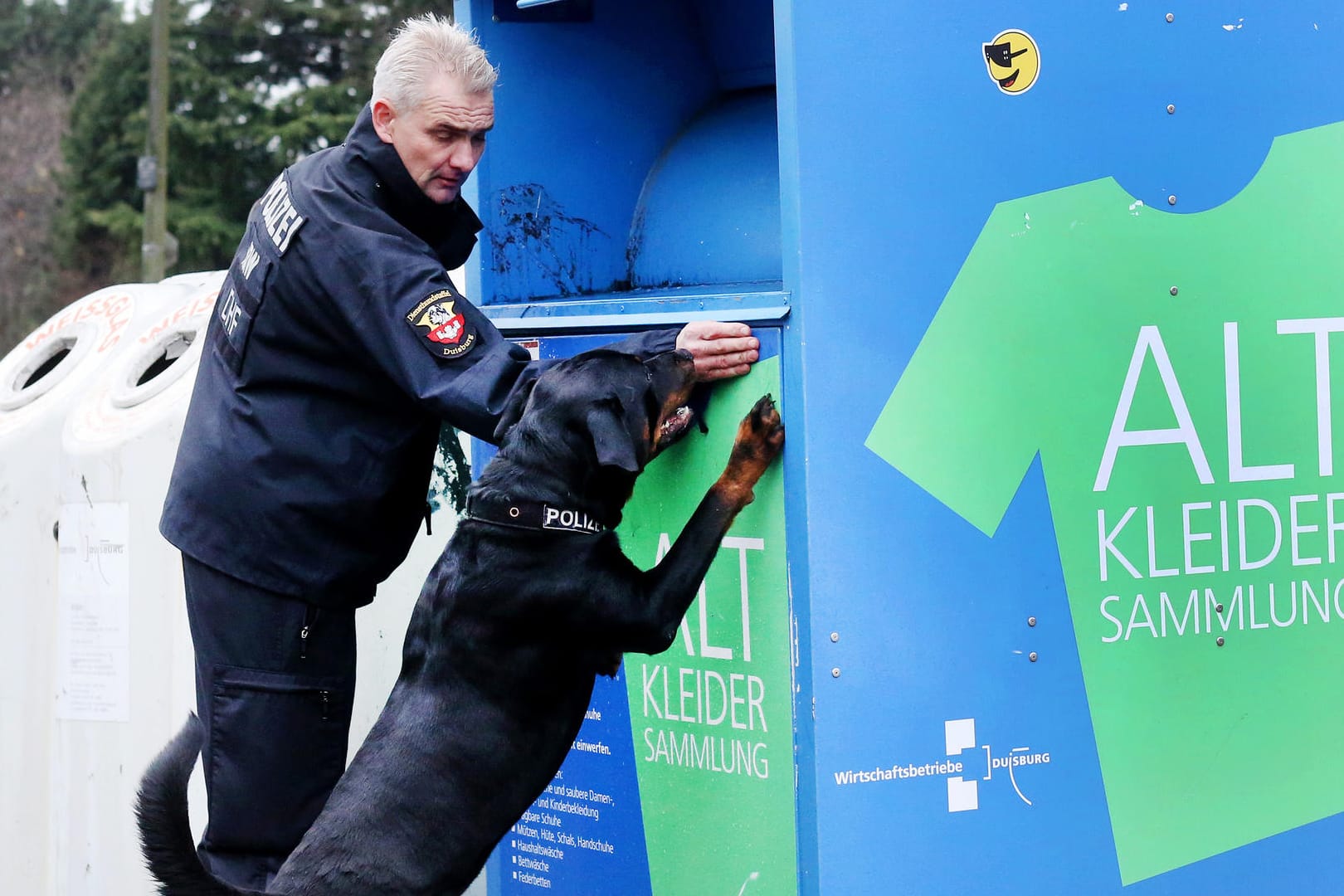 Polizeispürhund Amigo und ein Polizisten suchen nach Spuren: Die Polizei prüft, ob die zwei toten Babys Zwillinge waren.