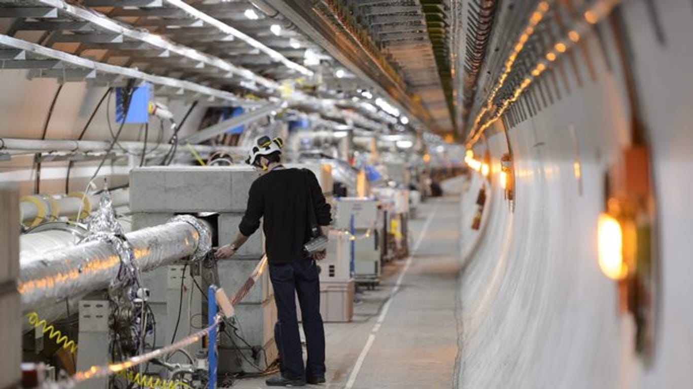 Ein Techniker arbeitet am Cern in einem Tunnel für den Teilchenbeschleuniger LHC in Meyrin bei Genf.