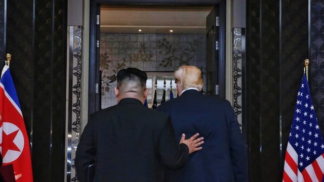 Der Machthaber von Nordkorea Kim Jong Un legt U. Der Machthaber von Nordkorea Kim Jong Un legt U.