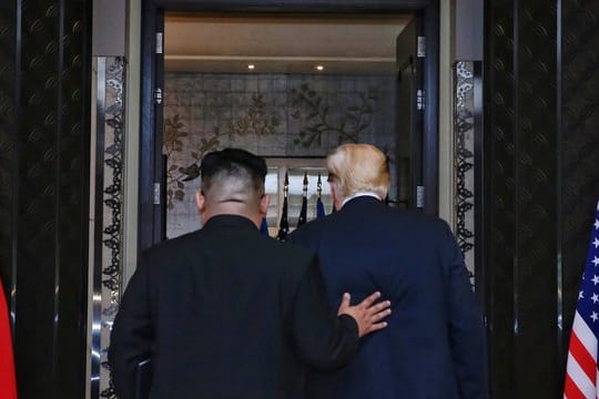 Der Machthaber von Nordkorea Kim Jong Un legt U.