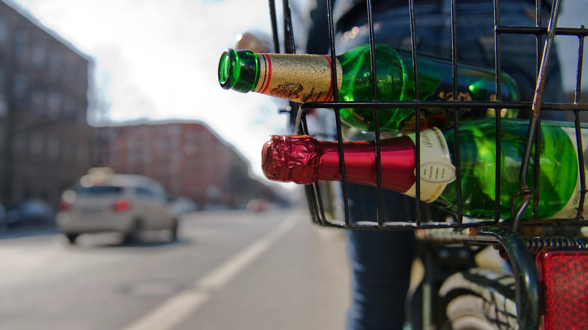 Fahrrad fahren und Alkohol trinken: Das kann den Führerschein kosten.