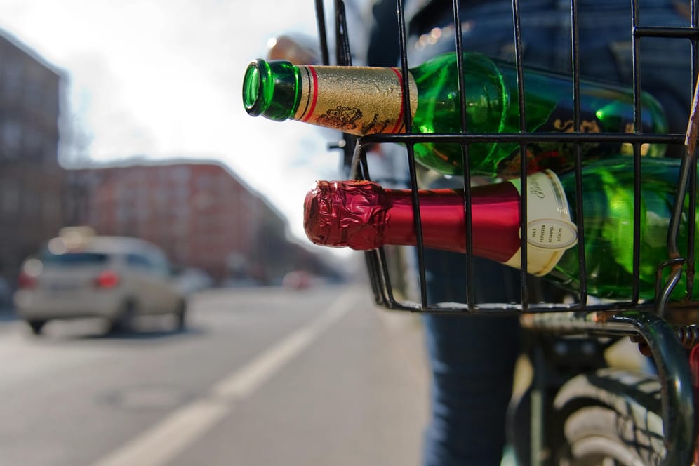 Fahrrad fahren und Alkohol trinken: Das kann den Führerschein kosten.