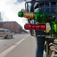 Fahrrad fahren und Alkohol trinken: Das kann den Führerschein kosten.