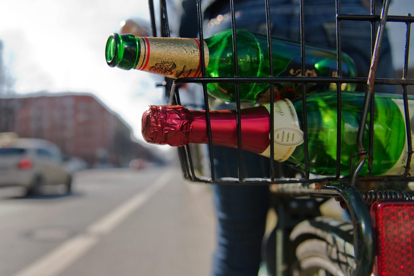 Fahrrad fahren und Alkohol trinken: Das kann den Führerschein kosten.