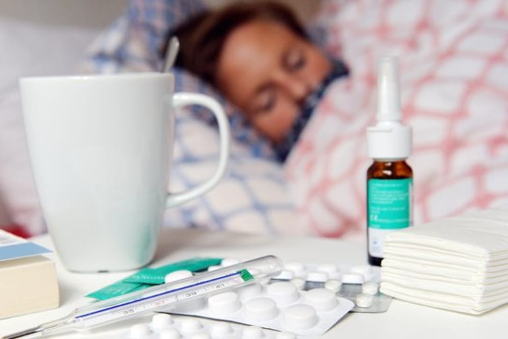 Erkältungen entwickeln sich schleichend, eine Grippe schlägt rasch und hart zu.