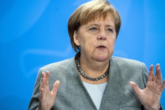 Angela Merkel: Die Bundeskanzlerin fliegt kurzfristig nach Washington, um der Trauerfeier von George H. W. Bush beizuwohnen.