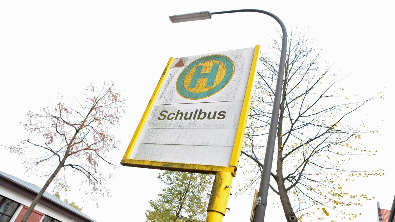 Wuppertal Themen Schulbus-Haltestelle: Es wird vermutet, dass Abgase aus dem Motor in den Innenraum des Busses gelangt sind. Schulbus 21 10 2013 Copyright Deutzmann Eibner Pressefoto EP_CDN
