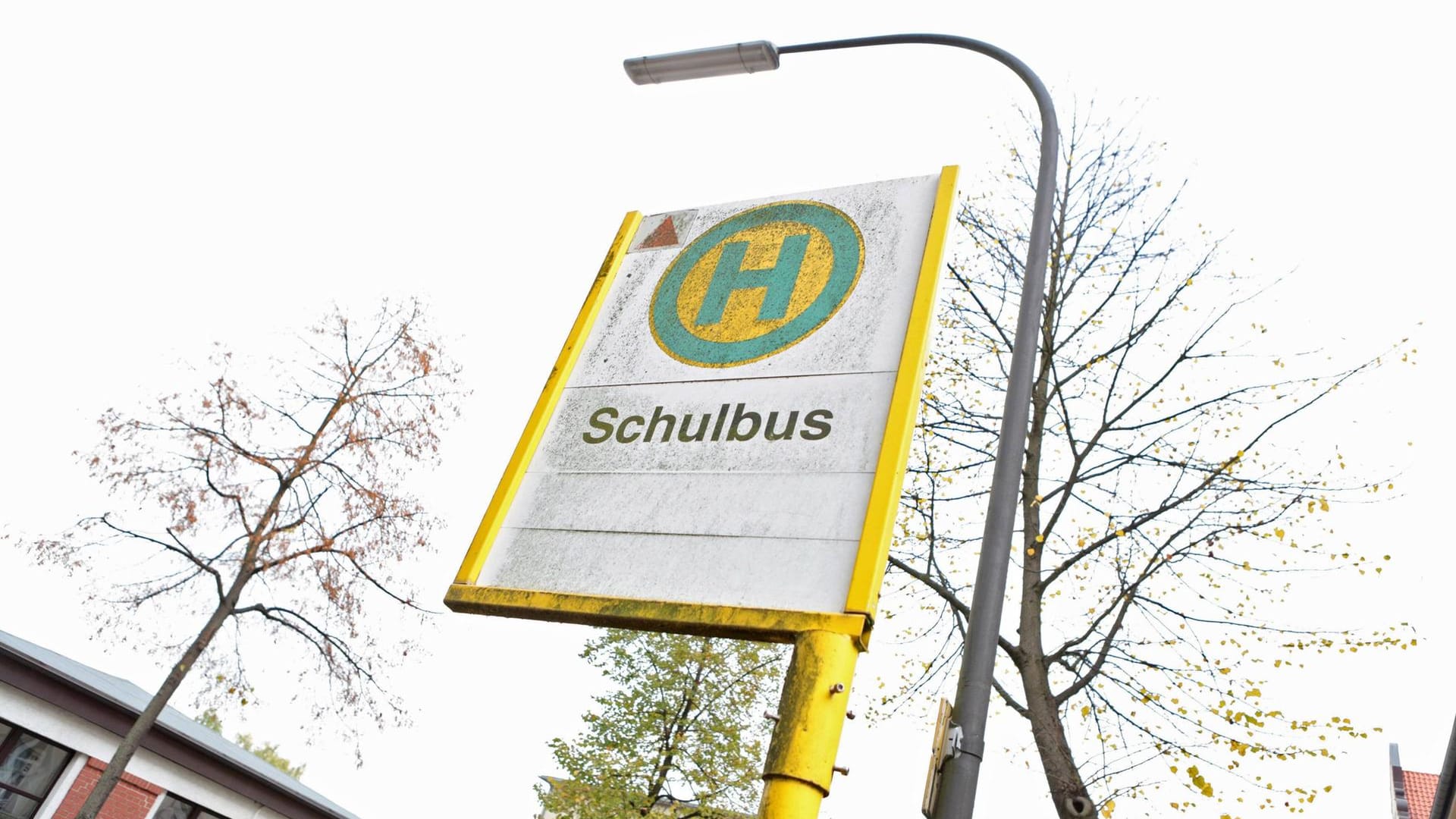 Wuppertal Themen Schulbus-Haltestelle: Es wird vermutet, dass Abgase aus dem Motor in den Innenraum des Busses gelangt sind. Schulbus 21 10 2013 Copyright Deutzmann Eibner Pressefoto EP_CDN Wuppertal Themen Schulbus-Haltestelle: Es wird vermutet, dass Abgase aus dem Motor in den Innenraum des Busses gelangt sind. Schulbus 21 10 2013 Copyright Deutzmann Eibner Pressefoto EP_CDN