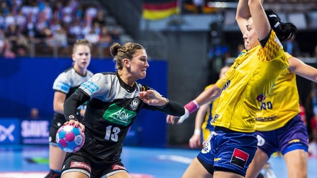 Erfolgreichste DHB-Werferin gegen Rumänien: Julia Behnke (l). Erfolgreichste DHB-Werferin gegen Rumänien: Julia Behnke (l).