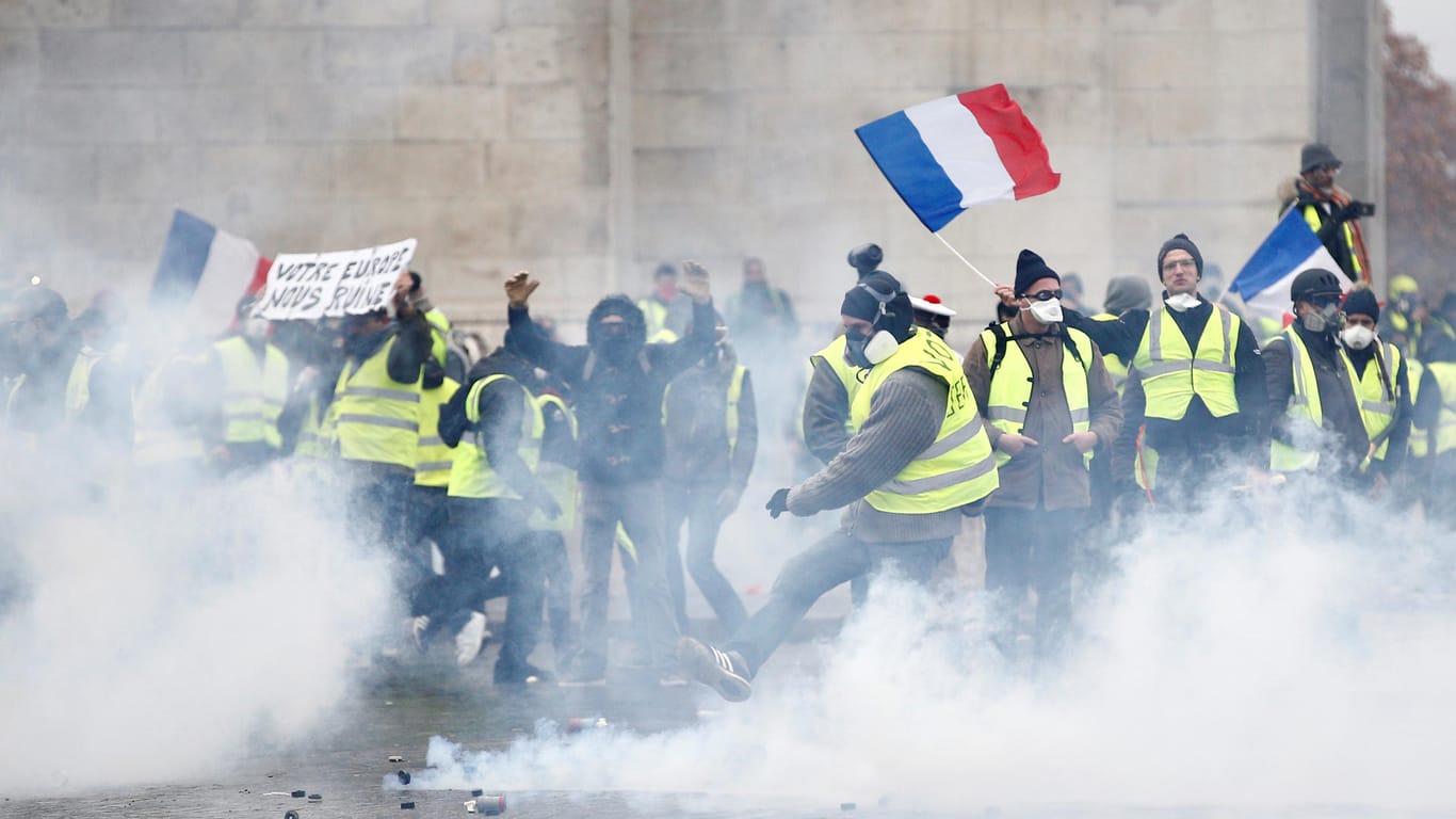 Randalierer vor dem Triumphbogen in Paris: die Proteste der "Gelbwesten" mündeten in schwerste Ausschreitungen.