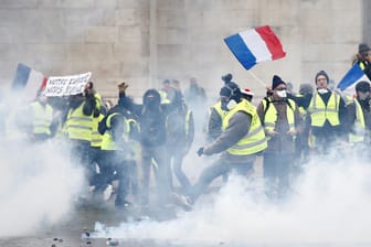 Randalierer vor dem Triumphbogen in Paris: die Proteste der "Gelbwesten" mündeten in schwerste Ausschreitungen.