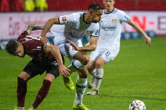 Nürnbergs Tim Leibold (l) Bayer-Profi Karim Bellarabi in den Weg.