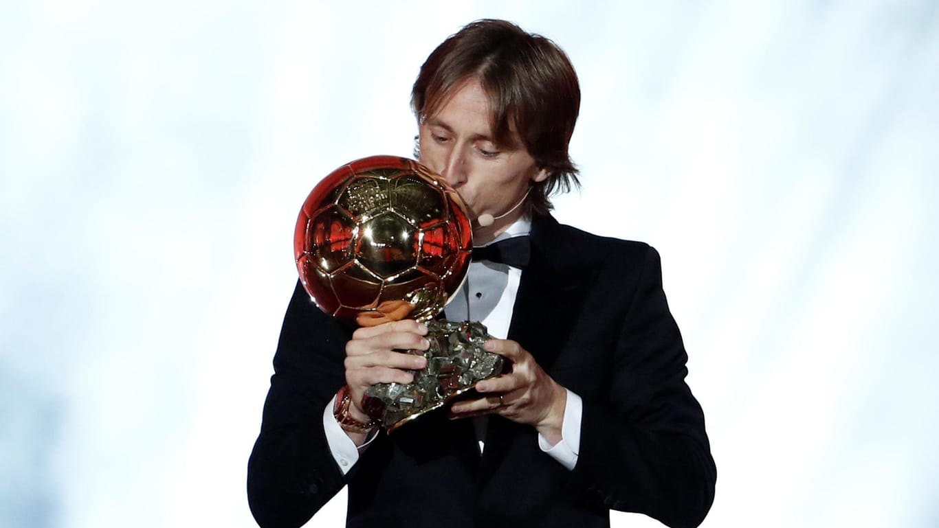 Luka Modric küsst die Trophäe des Ballon d'Or.