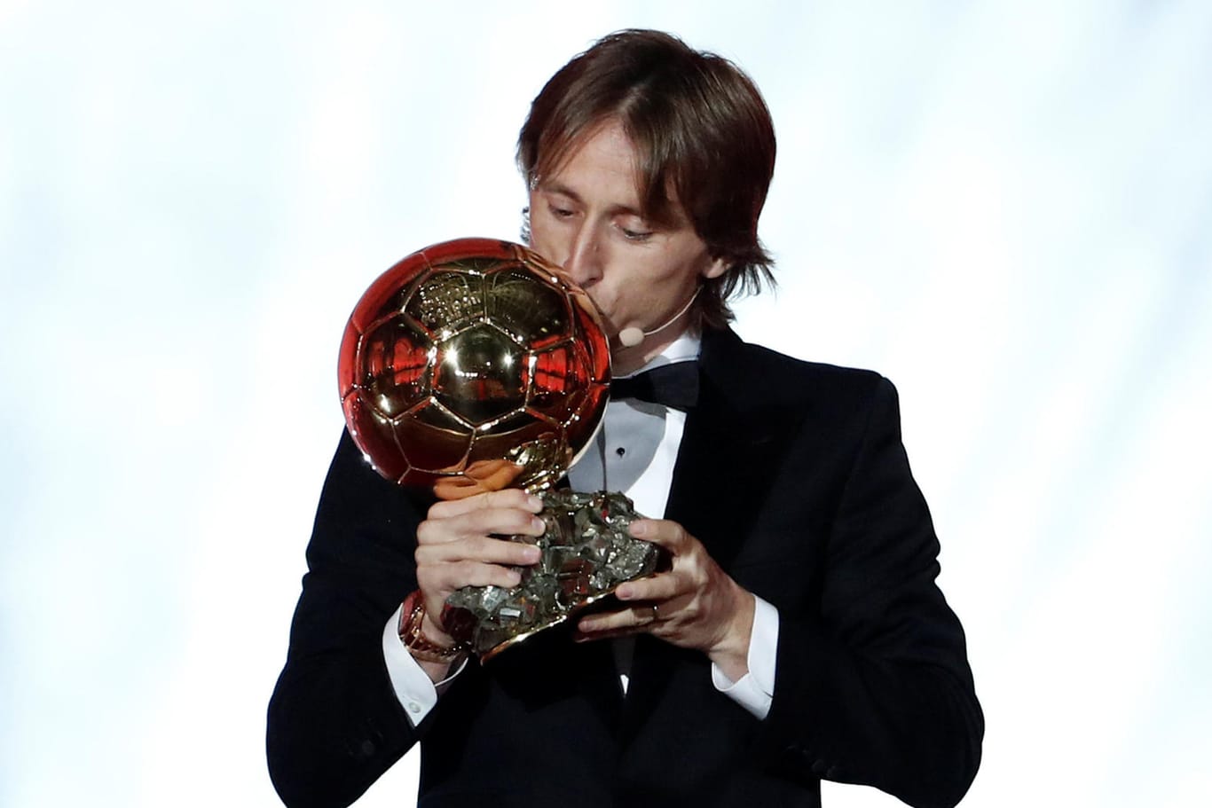 Luka Modric küsst die Trophäe des Ballon d'Or.
