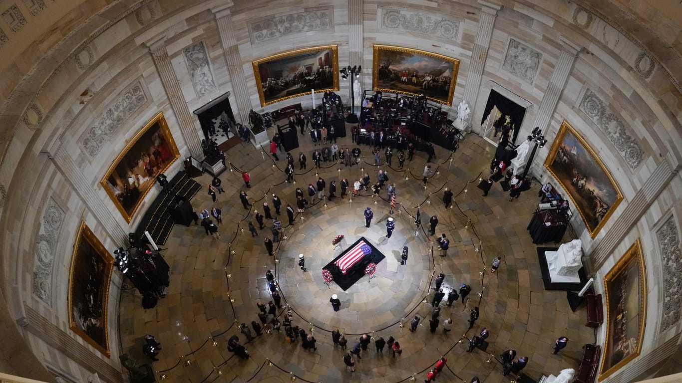 Trauerfeier für George H.W. Bush im US-Kapitol: Bushs Leichnam wurde mit militärischen Ehren am Kapitol, dem Sitz des US-Kongresses, empfangen.
