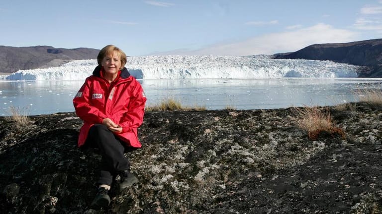 Bundeskanzlerin Merkel im August 2007 am Eqi Gletscher bei Ilulissat in Grönland.