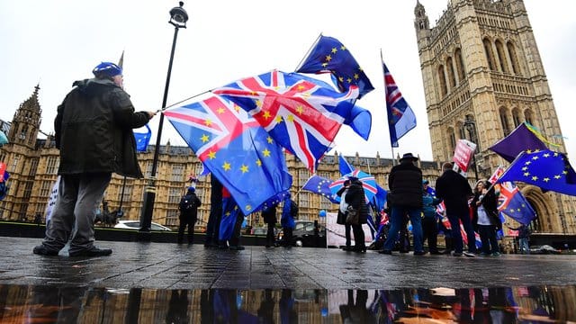 Demonstranten protestieren mit EU-Fahnen und der Nationalflagge des Vereinigten Königreichs vor dem Parlament in London gegen den Brexit. Demonstranten protestieren mit EU-Fahnen und der Nationalflagge des Vereinigten Königreichs vor dem Parlament in London gegen den Brexit.