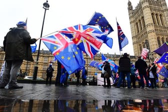 Demonstranten protestieren mit EU-Fahnen und der Nationalflagge des Vereinigten Königreichs vor dem Parlament in London gegen den Brexit.
