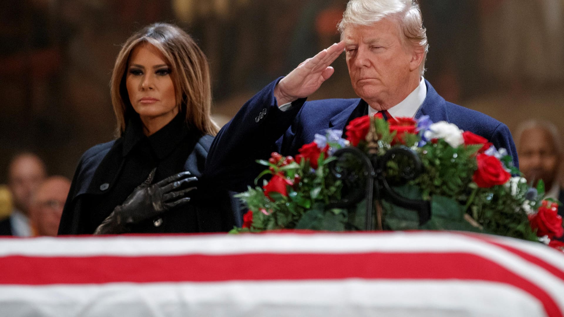 Donald Trump und First Lady Melania Trump vor dem Sarg von George Bush: Der US-Präsident salutierte vor dem Sarg im Kapitol. Donald Trump und First Lady Melania Trump vor dem Sarg von George Bush: Der US-Präsident salutierte vor dem Sarg im Kapitol.