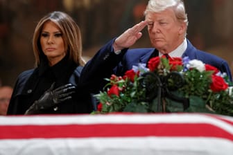 Donald Trump und First Lady Melania Trump vor dem Sarg von George Bush: Der US-Präsident salutierte vor dem Sarg im Kapitol.