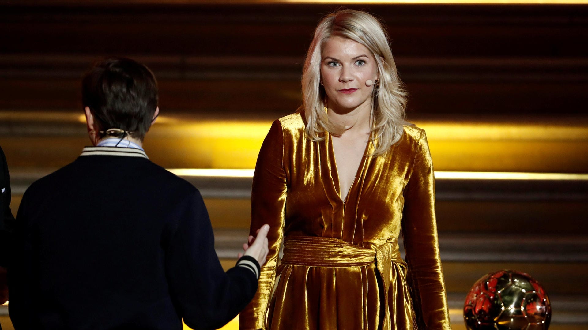 Ein Blick sagt mehr als tausend Worte: Ada Hegerberg wendet sich beim Ballon d'Or von Moderator Martin Solveig ab.