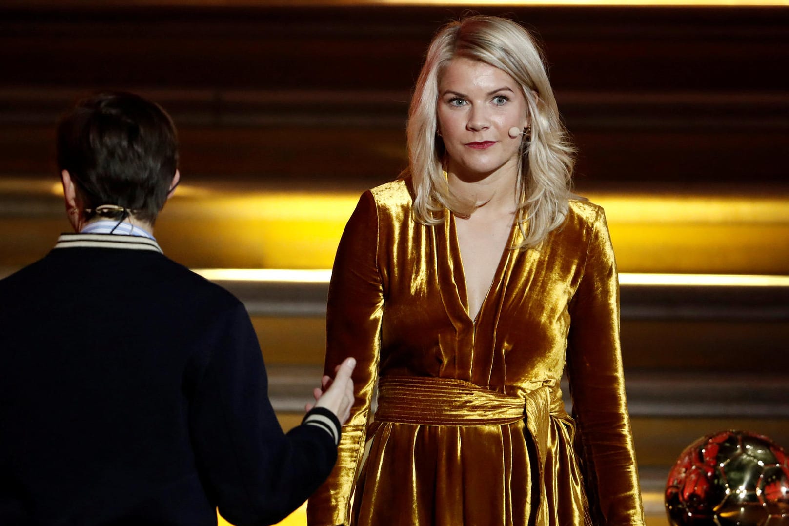 Ein Blick sagt mehr als tausend Worte: Ada Hegerberg wendet sich beim Ballon d'Or von Moderator Martin Solveig ab.