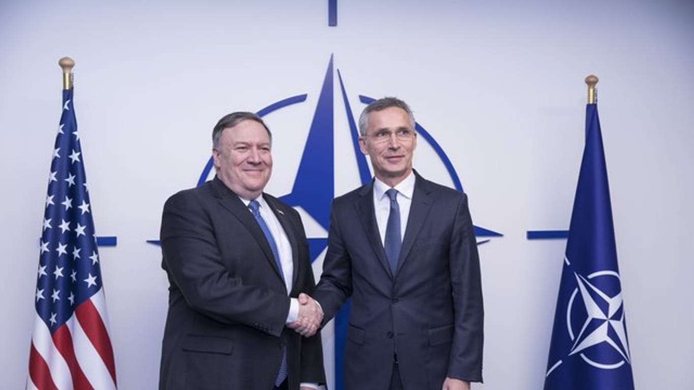 US-Außenminister Pompeo (l) und Nato-Generalsekretär Stoltenberg in Brüssel.