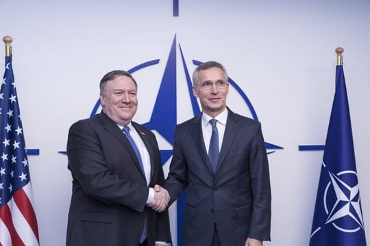 US-Außenminister Pompeo (l) und Nato-Generalsekretär Stoltenberg in Brüssel.