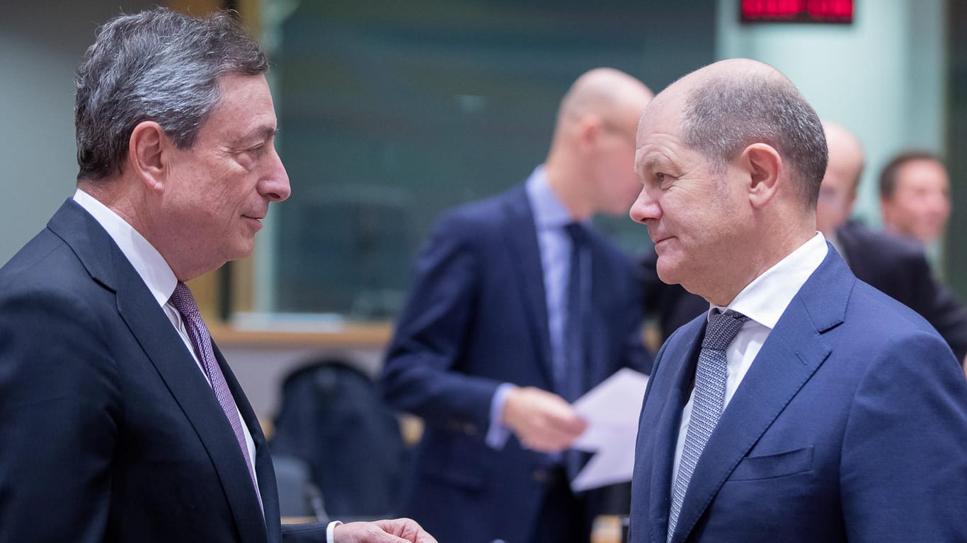 EZB-Chef Mario Draghi (l) und Bundesfinanzminister Olaf Scholz (r): Die EU-Finanzminister haben sich in Brüssel getroffen, um über Reformen der Eurozone zu sprechen.