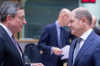 EZB-Chef Mario Draghi (l) und Bundesfinanzminister Olaf Scholz (r): Die EU-Finanzminister haben sich in Brüssel getroffen, um über Reformen der Eurozone zu sprechen.