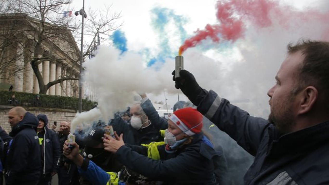 Rettungsdienstmitarbeiter protestieren in Paris gegen Veränderungen ihrer Arbeitsbedingungen.