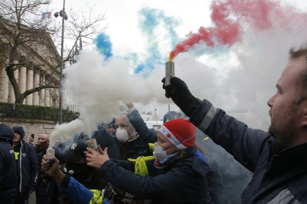 Rettungsdienstmitarbeiter protestieren in Paris gegen Veränderungen ihrer Arbeitsbedingungen.