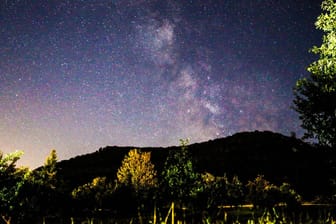 Sternschnuppen: In den nächsten kann man sogar aus Städten die Geminiden sehr gut erkennen.