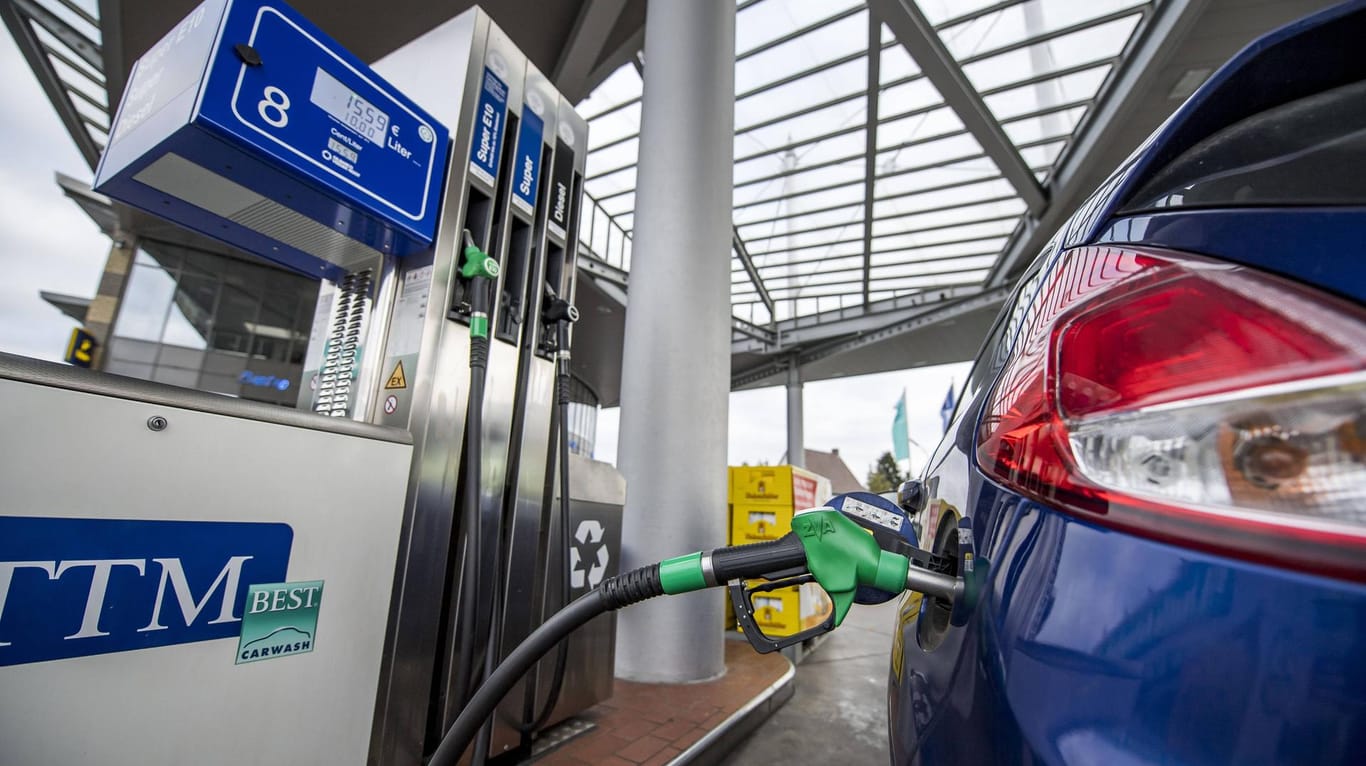 Auto wird betankt: In manchen Regionen Deutschlands bleiben die Preise für Benzin und Diesel bis nach Weihnachten hoch.