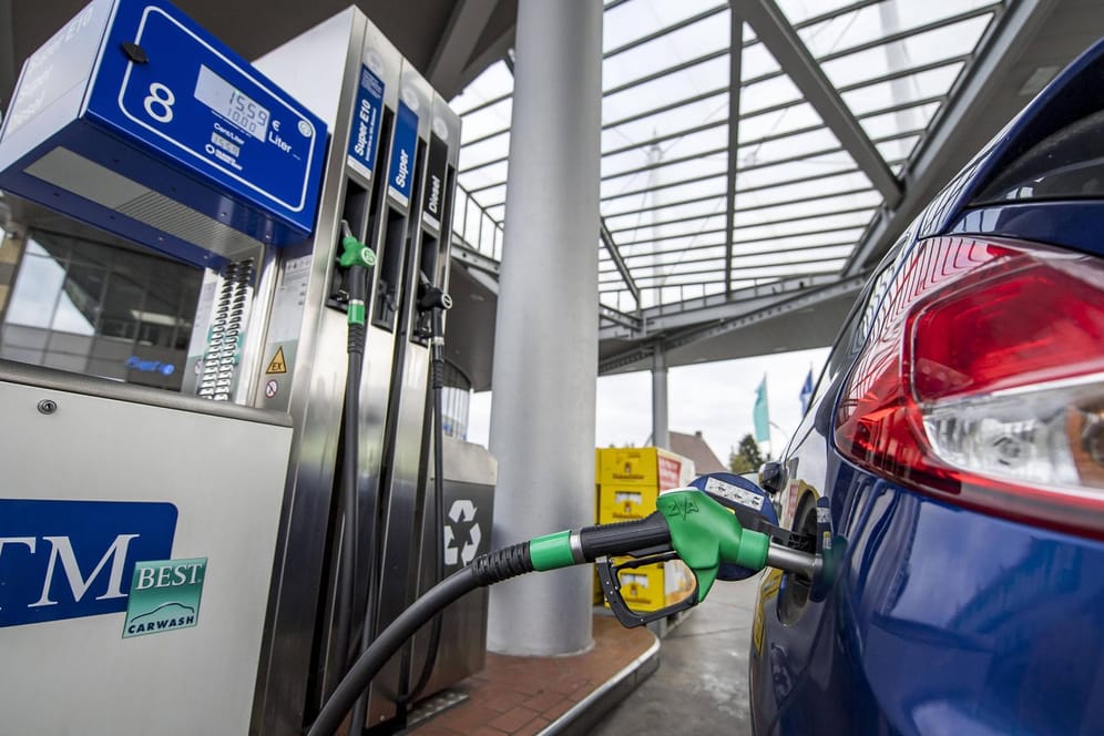 Auto wird betankt: In manchen Regionen Deutschlands bleiben die Preise für Benzin und Diesel bis nach Weihnachten hoch.