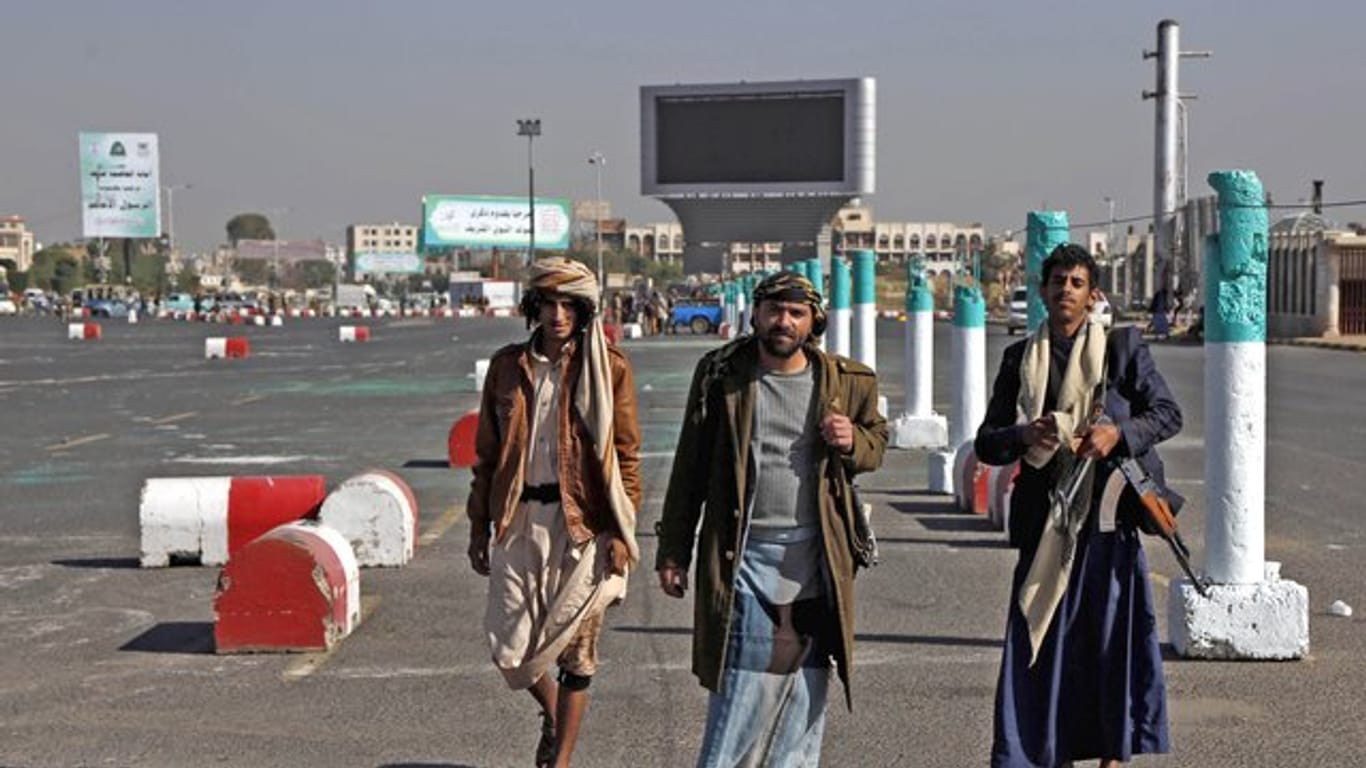 Im Jemen kämpfen die Huthis gegen die international anerkannte Regierung des Landes, die von der saudisch geführten Militärkoalition unterstützt wird.