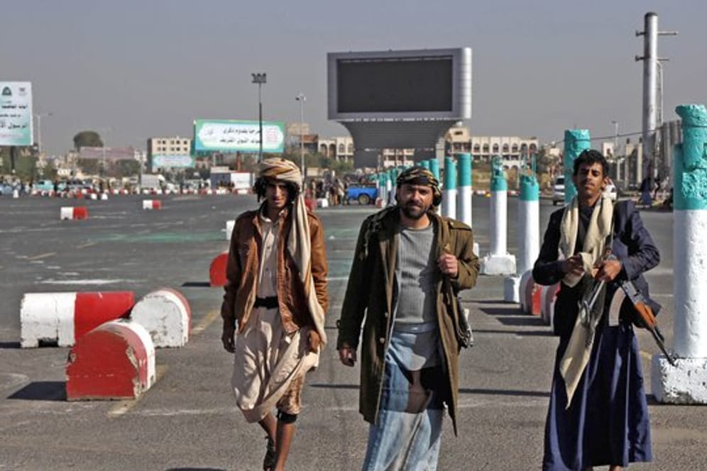 Im Jemen kämpfen die Huthis gegen die international anerkannte Regierung des Landes, die von der saudisch geführten Militärkoalition unterstützt wird.