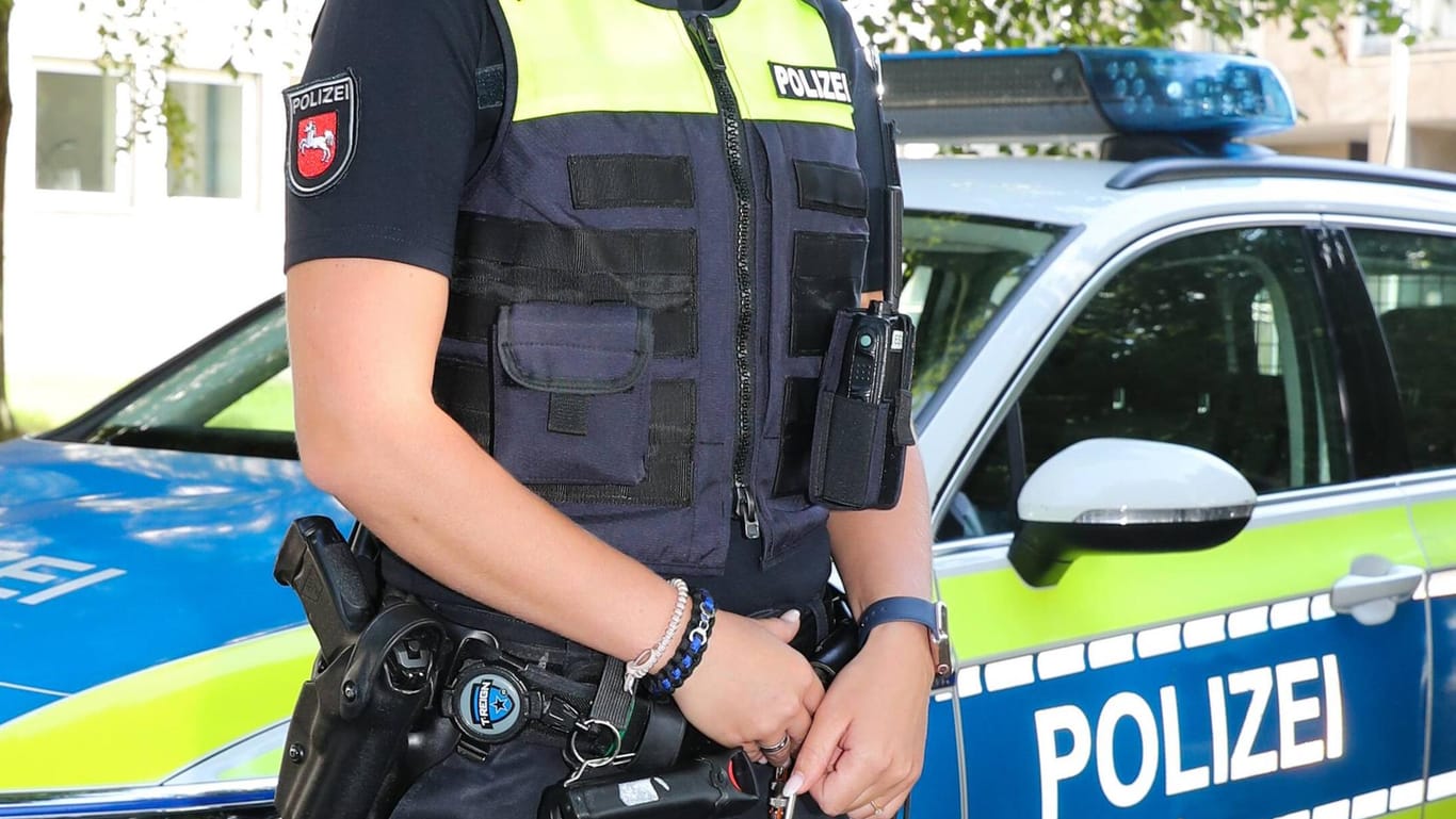 Polizist in Hannover: Die Polizei musste anrücken, weil der Autofahrer die Straße nicht frei machen wollte. (Symbolbild)