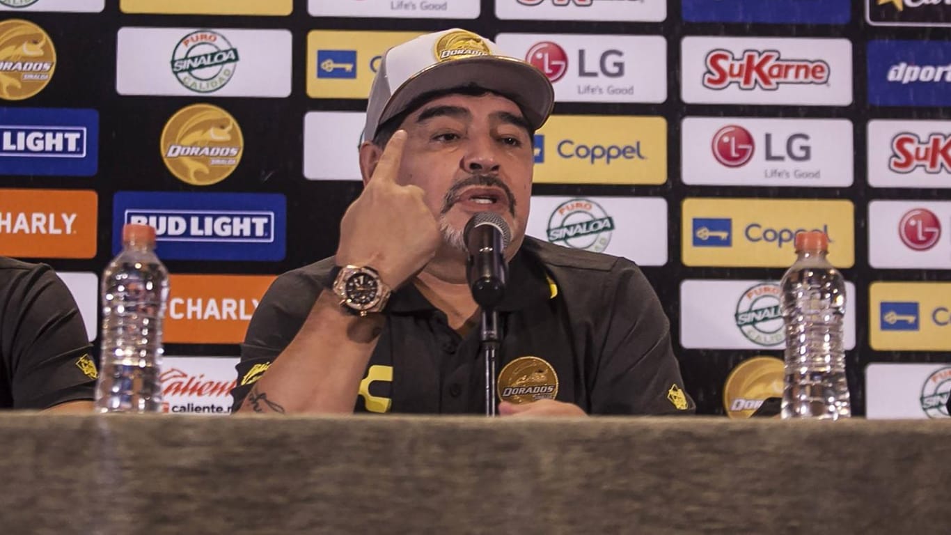 Jeder Auftritt ist eine Show: Diego Maradona bei einer Pressekonferenz seines Klubs im September.