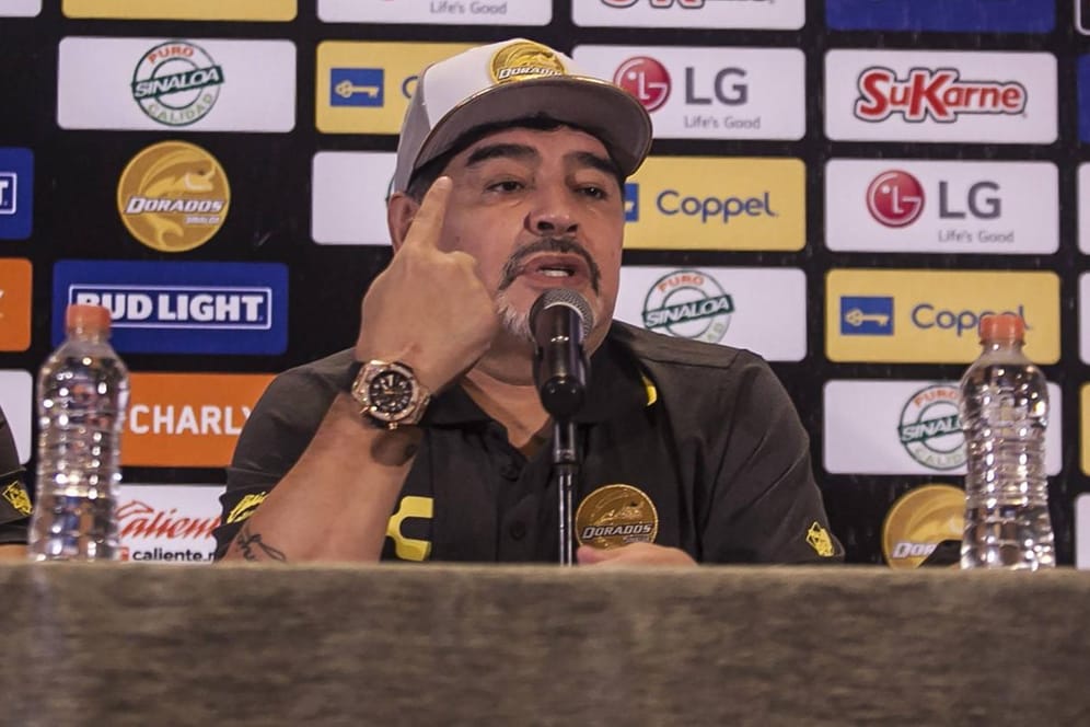 Jeder Auftritt ist eine Show: Diego Maradona bei einer Pressekonferenz seines Klubs im September.