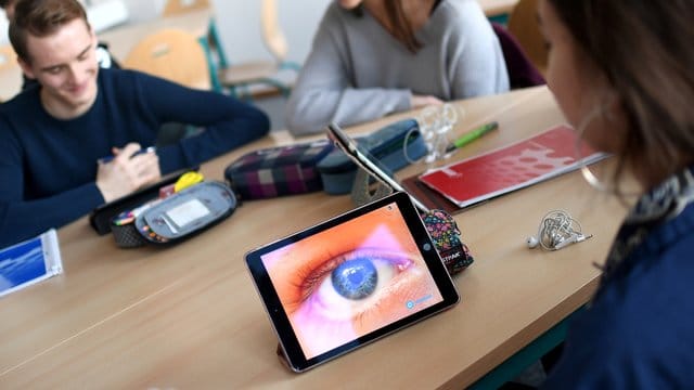 Die Bundesregierung will, dass die Schulen ab Anfang 2019 unter anderem mit fünf Milliarden Euro vom Bund mit digitaler Technik wie WLAN und Tablets ausgestattet werden.