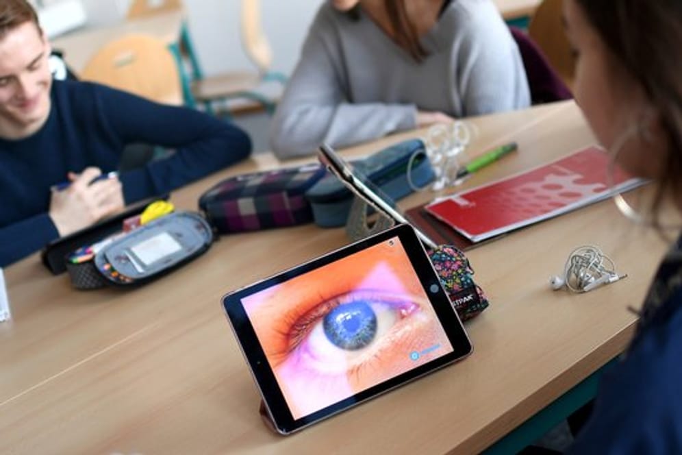 Die Bundesregierung will, dass die Schulen ab Anfang 2019 unter anderem mit fünf Milliarden Euro vom Bund mit digitaler Technik wie WLAN und Tablets ausgestattet werden.
