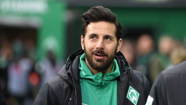 Werder-Routinier Claudio Pizarro muss krankheitsbedingt mit dem Training aussetzen. Werder-Routinier Claudio Pizarro muss krankheitsbedingt mit dem Training aussetzen.