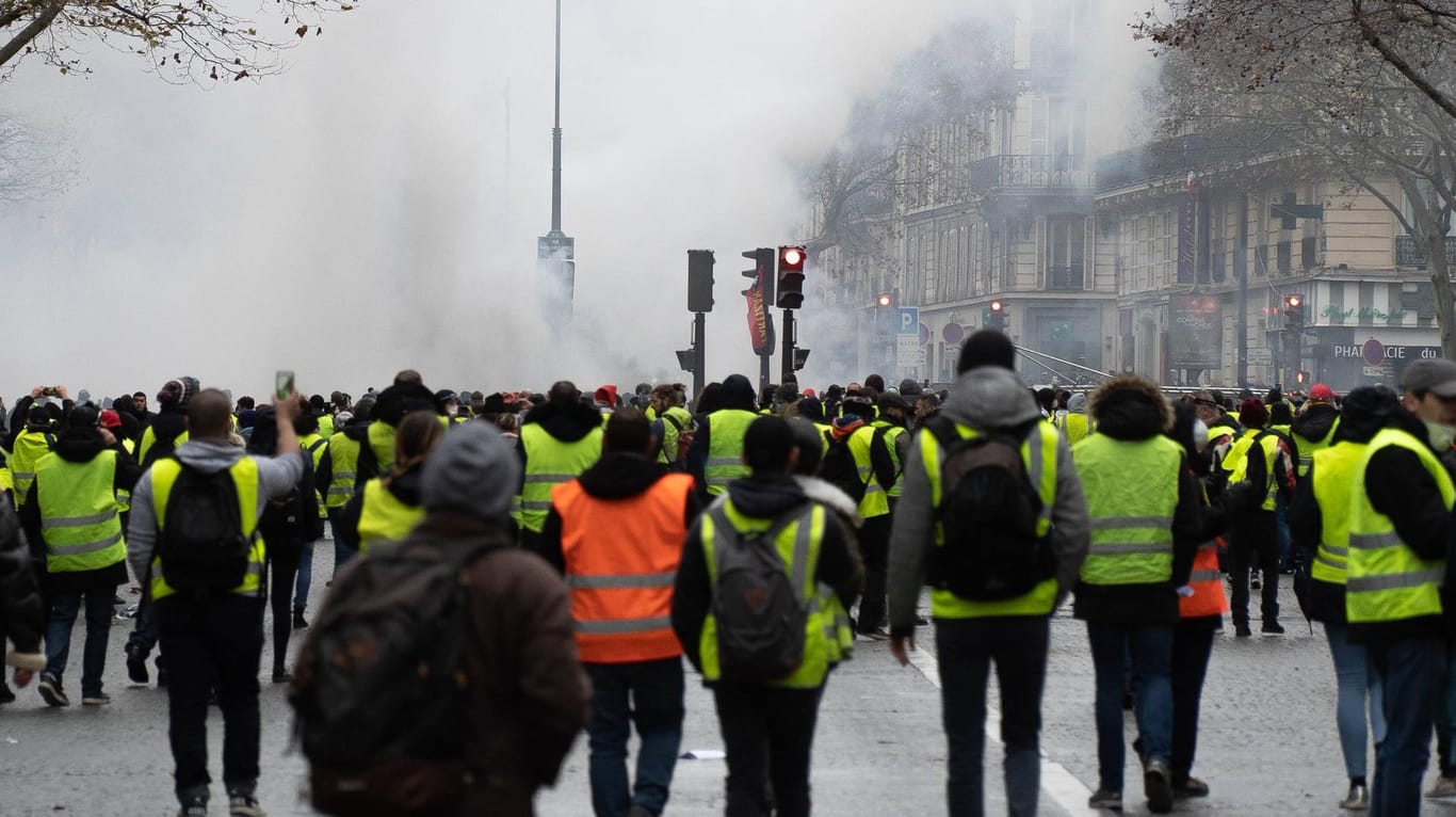 Gelbwesten-Proteste: In Frankreich demonstrieren Menschen, teils gewalttätig, gegen die Finanzpolitik des Staates.