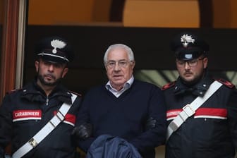 Settimo Mineo (M), angeblicher Anführer der Cosa Nostra auf Sizilien, wird von Zwei Polizisten abgeführt.