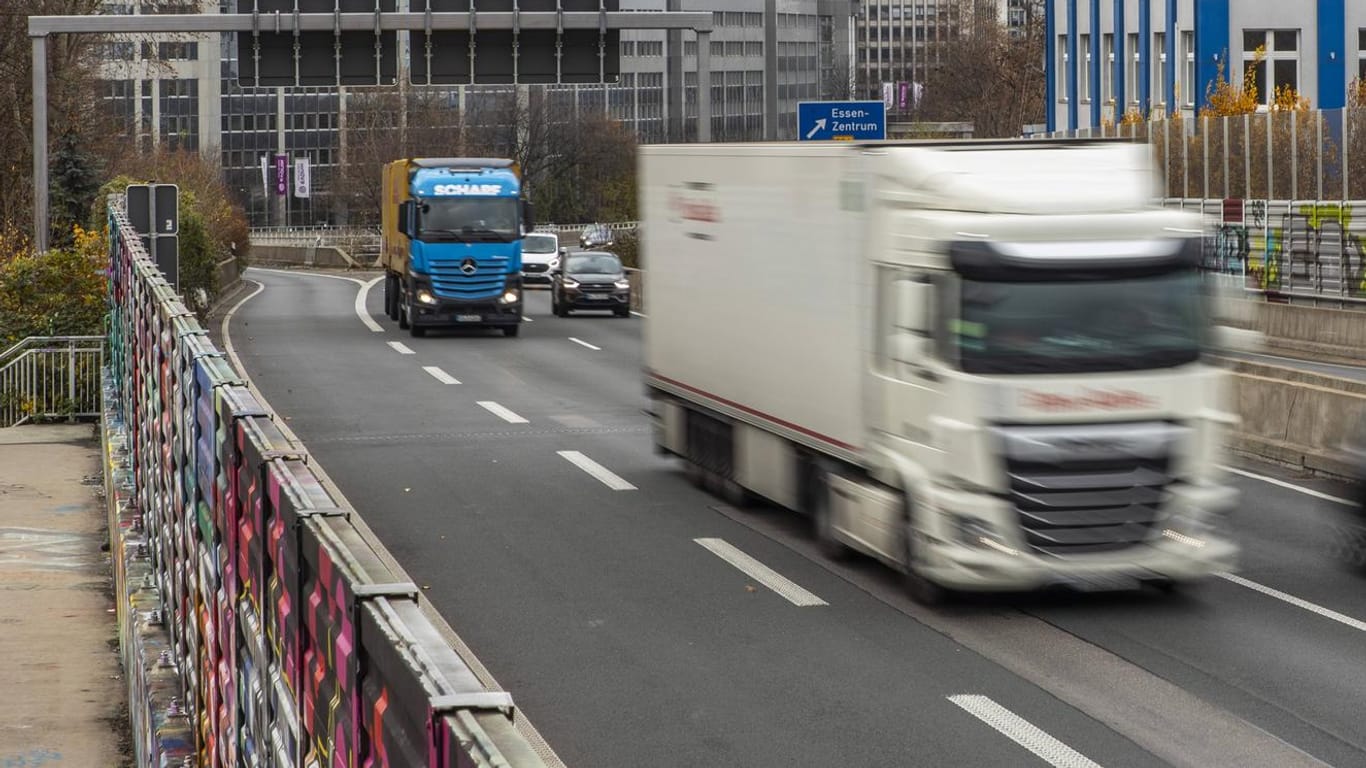 Lastwagen auf einer Autobahn: Kraftfahrer sind oft mehrere Wochen auf den Straßen unterwegs – in Zukunft soll die Zeit begrenzt werden. (Symbobild)