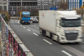 Lastwagen auf einer Autobahn: Kraftfahrer sind oft mehrere Wochen auf den Straßen unterwegs – in Zukunft soll die Zeit begrenzt werden. (Symbobild)
